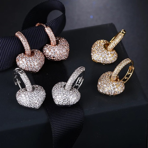 🌟 Beautiful Gold Diamond Heart Earrings - Picture 1 of 7